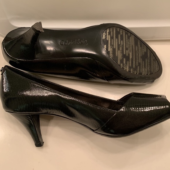 Black peep toe heels. - Picture 3 of 5